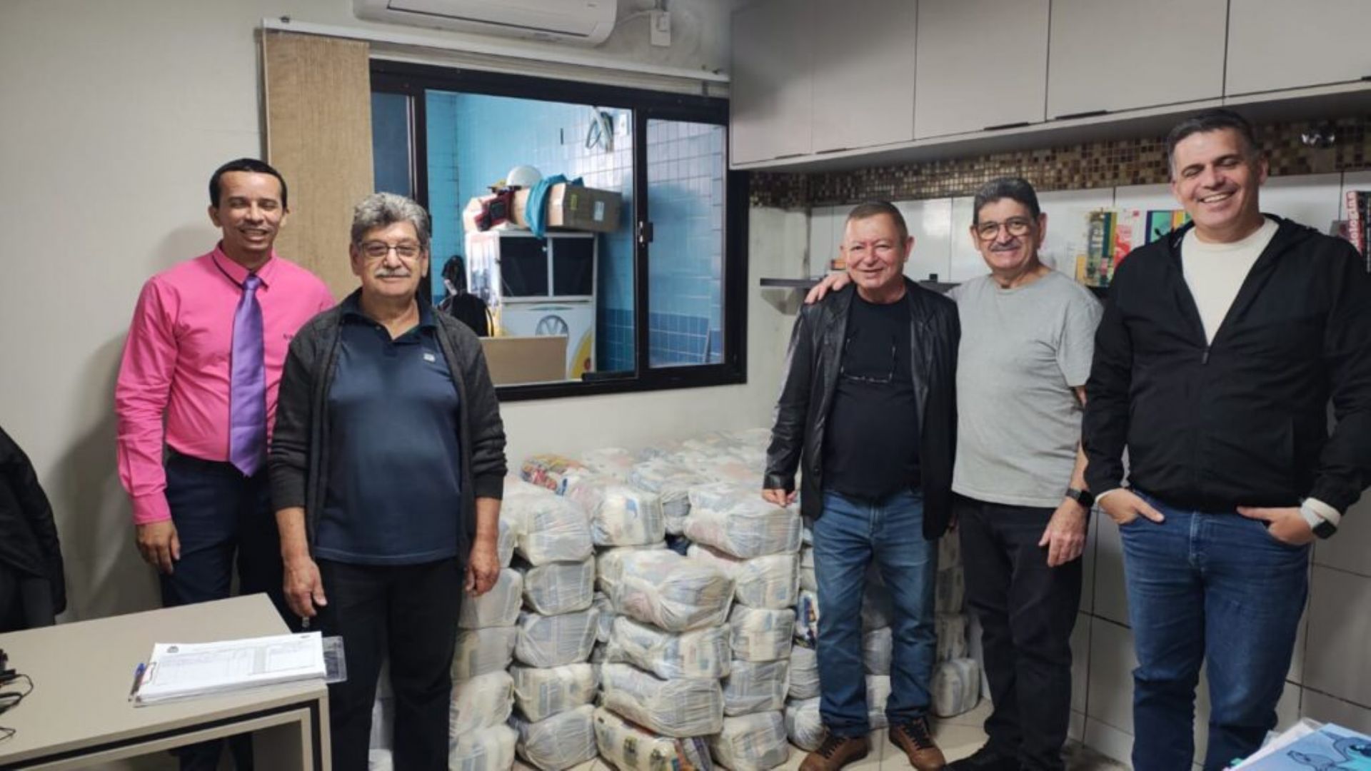 LOJA CIDADE DE CUBATÃO Nº 3675 PARTICIPA DA CAMPANHA CIDADÃO SOLIDÁRIO 2025 E ENTREGA CESTAS BÁSICAS NO ORIENTE DE CUBATÃO