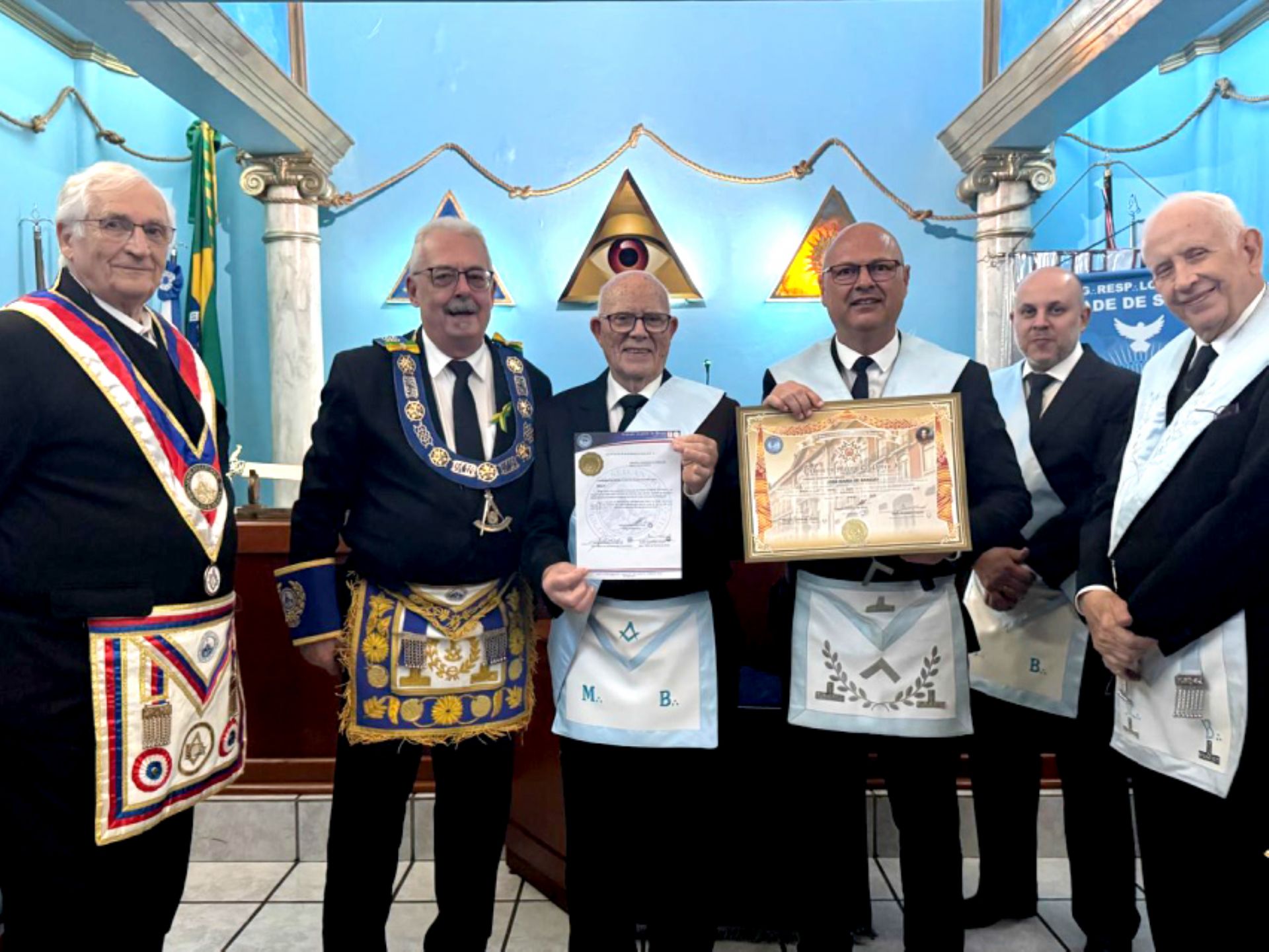 Sessão Magna de Entrega de Diploma e Comenda na Loja Cidade de Santos Nº4452 tem participação do GME