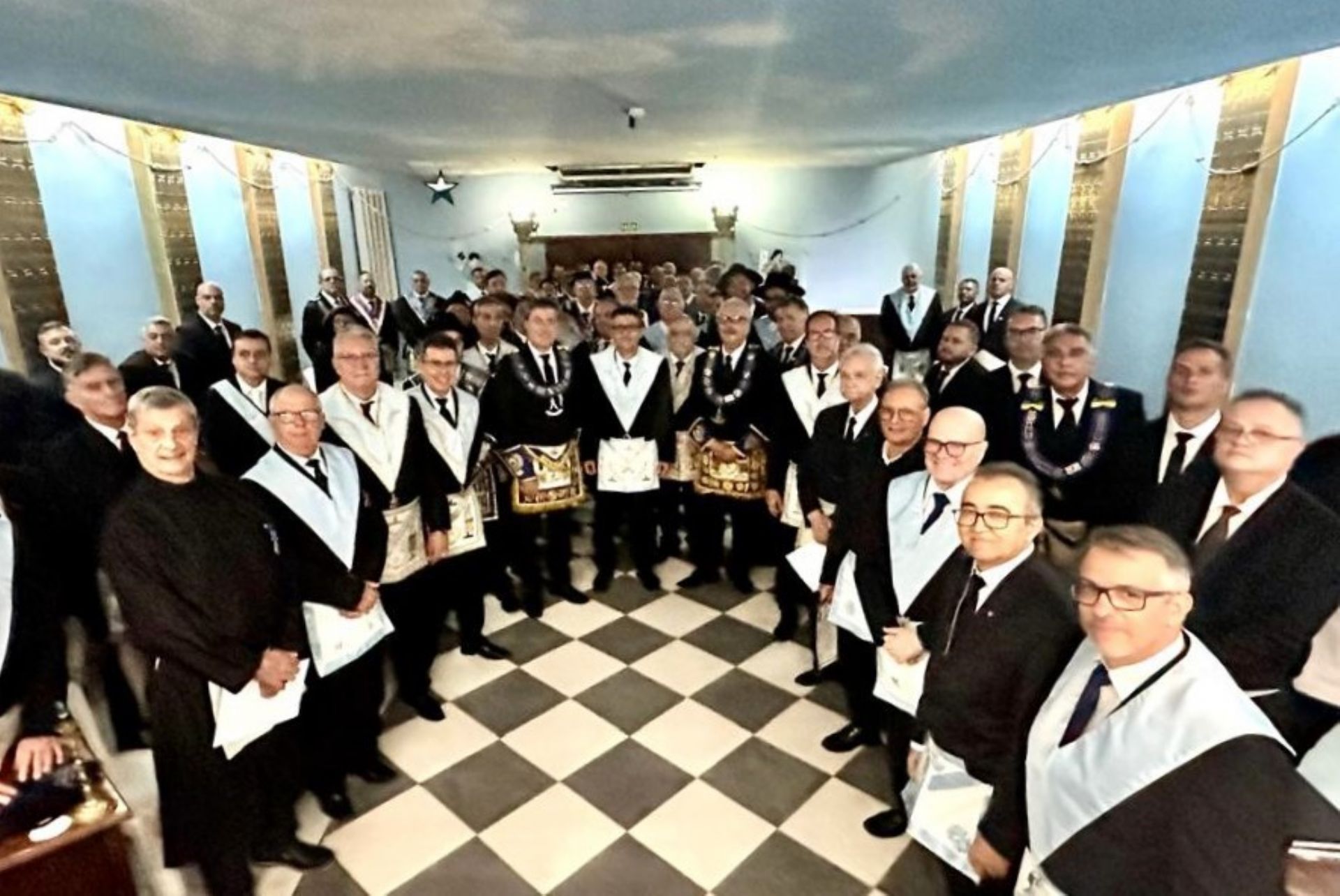 Sessão Solene na A?R?L?S? Estrela Vicentina nº 2126, no Oriente de São Vicente com Presença do Grão-Mestre e seu Adjunto Marca Entrega de Comendas e Títulos